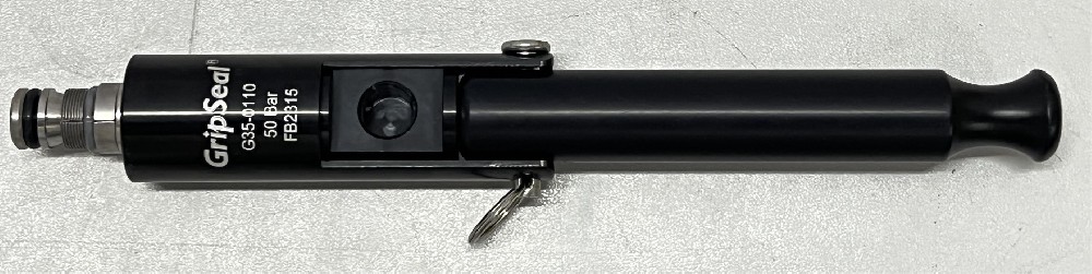 　　O形密封圈O形圈(O-rings)是一種截面為圓形的橡膠密封圈，因其截面為O形，故稱其為O形橡膠密封圈，也叫O形圈。開始出現(xiàn)在19世紀(jì)中葉，當(dāng)時(shí)用它作蒸汽機(jī)汽缸的密封元件。因?yàn)閮r(jià)格便宜，制造簡單，功能可靠，并且安裝要求簡單，O形環(huán)是最常見的密封用機(jī)械設(shè)計(jì)。測試用的快速密封連接器廣泛應(yīng)用于各行各業(yè)，我們生活中每天看到的汽車，空調(diào)，洗衣機(jī)，熱水器，家電等等都會用到快速接頭進(jìn)行氣密性檢測。而O型密封圈作為快速接頭的重要組件，發(fā)揮著不可替代的作用，它是防止泄漏的關(guān)鍵。  　　格雷希爾GripSeal G35系列快速密封接頭  　　快速接頭O型圈對比其他密封圈有什么特別的性能呢?  　　1.簡單可靠，易于更換，降低了接頭維護(hù)的成本。  　　2..體積小，重量輕，使快速接頭的密封結(jié)構(gòu)更加簡單。  　　3.材料可選，適應(yīng)不同流體應(yīng)用。  　　快速接頭O型圈材質(zhì)：  　　O型圈，多數(shù)為丁晴橡膠NBR，也有氟橡膠FKM或是三元乙丙EPDM, 極少數(shù)也配置硅橡膠。  　　快速接頭O型圈使用壽命：  　　一般不能保證特定場合下的使用壽命，與很多因素相關(guān)差異很大。常規(guī)幾千次到幾萬次不等。  　　O型圈屬于易損配件，需要經(jīng)常更換，格雷希爾GripSeal提供配件服務(wù)，如果您需要更換O型圈，可聯(lián)系億控科技。  　　格雷希爾GripSeal，為新能源汽車、自動化集成商、制冷、家電、液壓閥門、儀器儀表、航空航天、醫(yī)療器械等行業(yè)提供快速可靠的連接器，讓測試速度加倍。以好抓取、易密封為設(shè)計(jì)出發(fā)點(diǎn)，實(shí)現(xiàn)一秒連接，瞬時(shí)密封的友好客戶體驗(yàn)，通過持續(xù)的產(chǎn)品設(shè)計(jì)、質(zhì)量提升、選用質(zhì)優(yōu)材料、鉆研精巧工藝，打造國產(chǎn)快速密封連接器品牌