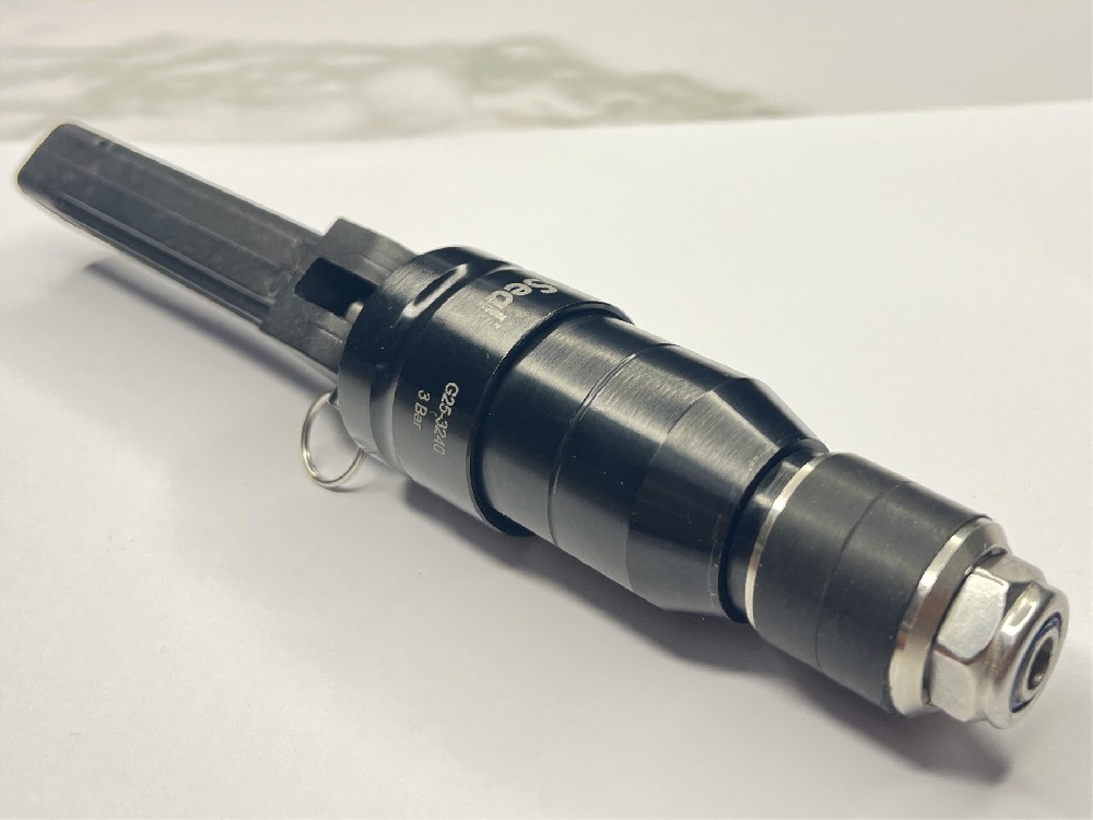 　　冷卻水快速接頭是一種用于連接冷卻水系統(tǒng)的連接裝置，主要用于快速連接和斷開冷卻水管路。它在汽車、工業(yè)設(shè)備、船舶和建筑等領(lǐng)域中得到廣泛應(yīng)用。下面將詳細(xì)介紹格雷希爾GripSeal冷卻水快速接頭的原理。  　　冷卻水快速接頭包括兩個(gè)基本部分：母頭(female coupling)和公頭(male coupling)。公頭插入母頭并旋轉(zhuǎn)，兩個(gè)部分通過O型密封圈和鎖定裝置緊密連接在一起。接頭的連接和斷開可以通過簡單的旋轉(zhuǎn)操作完成。  　　冷卻水快速接頭的原理如下：  　　1. 密封機(jī)制：冷卻水快速接頭使用O型密封圈來確保接頭連接處的嚴(yán)密性。O型密封圈位于母頭和公頭之間的凹槽內(nèi)，它能有效阻止冷卻水泄漏，并保證連接處的密封性能。  　　2. 鎖定機(jī)制：冷卻水快速接頭使用鎖定裝置來保持連接的穩(wěn)定性。鎖定裝置通常位于公頭部分，并通過旋轉(zhuǎn)和鎖定機(jī)構(gòu)與母頭相連接。它可以防止意外松脫，并確保接頭在使用中保持穩(wěn)定和可靠的連接。  　　3. 流體通道：冷卻水快速接頭內(nèi)部有一個(gè)完整的流體通道，允許冷卻水通過接頭自由流動(dòng)。公頭和母頭內(nèi)部都有導(dǎo)流槽和通道，確保冷卻水的順暢流動(dòng)，減少流阻和壓力損失。  　　4. 快速連接和斷開：冷卻水快速接頭設(shè)計(jì)簡便，使得連接和斷開過程更加快捷和方便。只需將公頭插入母頭，然后旋轉(zhuǎn)，即可實(shí)現(xiàn)連接。對于斷開，只需反向旋轉(zhuǎn)即可快速分離接頭。  　　冷卻水快速接頭的原理使得冷卻水系統(tǒng)能夠方便地連接和斷開，而無需使用傳統(tǒng)的螺紋或焊接等方式。這樣的設(shè)計(jì)可以節(jié)省時(shí)間和勞力，并提高工作效率。此外，冷卻水快速接頭具有耐高壓、耐腐蝕和可靠的密封性能，使得其在各種冷卻水系統(tǒng)中都能可靠地工作。  　　總結(jié)起來，格雷希爾GripSeal冷卻水快速接頭通過密封機(jī)制、鎖定機(jī)制和流體通道等原理，實(shí)現(xiàn)了冷卻水管路的快速連接和斷開。它簡便、可靠且耐用，為冷卻水系統(tǒng)的連接提供了高效的解決方案。